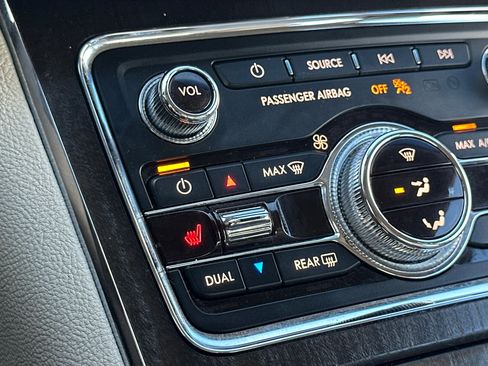 Used 2017 Lincoln Continental Select image 28