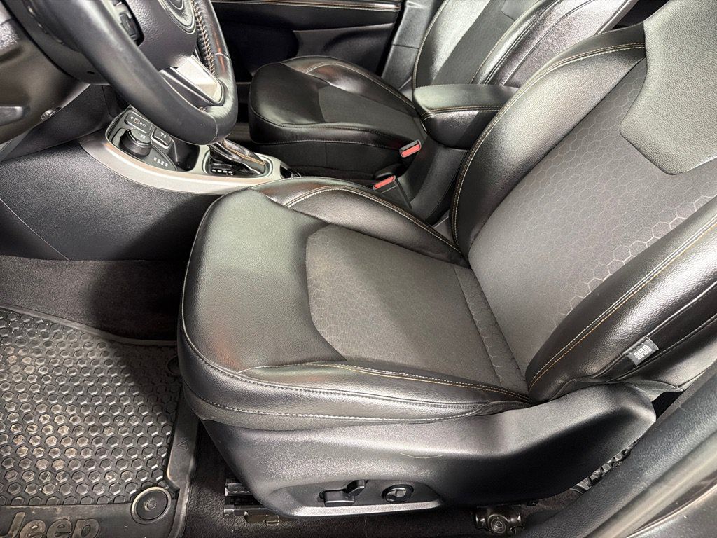 Used 2018 Jeep Compass Latitude w/ Cold Weather Group AWD/4WD image 9