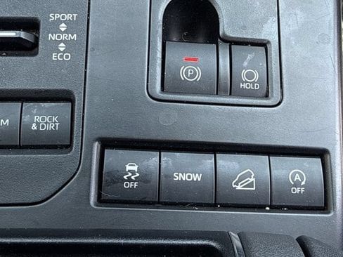 Used 2021 Toyota Highlander XLE AWD/4WD image 21