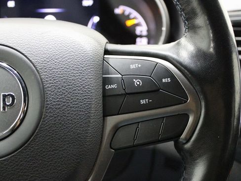 Used 2019 Jeep Grand Cherokee Laredo image 28