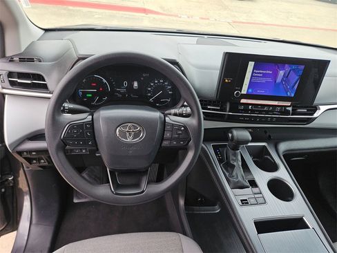 Used 2025 Toyota Sienna LE image 17