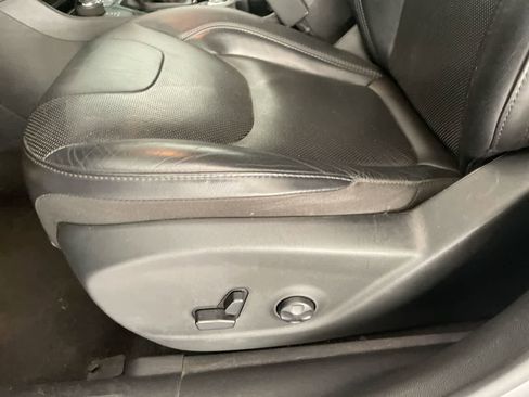 Used 2019 Jeep Cherokee Limited image 12