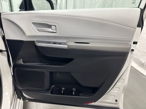 Used 2025 Toyota Sienna LE FWD image 57