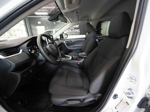 Used 2025 Toyota RAV4 LE AWD/4WD image 9