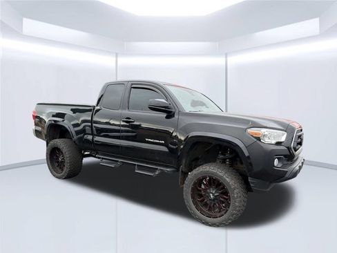 Used 2021 Toyota Tacoma SR5 w/ SR5 Appearance Package (SM) AWD/4WD image 8