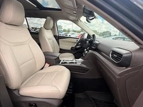 Used 2023 Ford Explorer Platinum w/ Technology Package AWD/4WD image 8