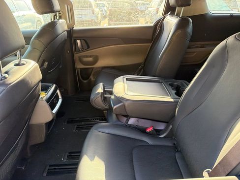 Certified 2025 Kia Carnival EX FWD image 23