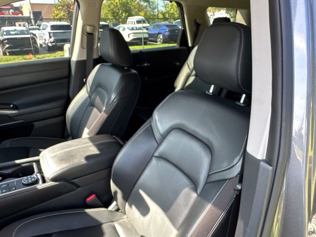 Used 2024 Nissan Pathfinder SL w/ SL Premium Package AWD/4WD image 8