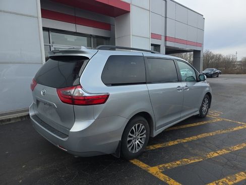 Used 2020 Toyota Sienna XLE image 3