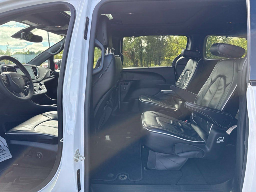 Used 2025 Chrysler Pacifica Limited FWD image 23