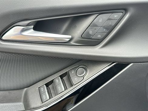 Used 2025 Chevrolet Equinox RS w/ Safety and Technology Package FWD image 12