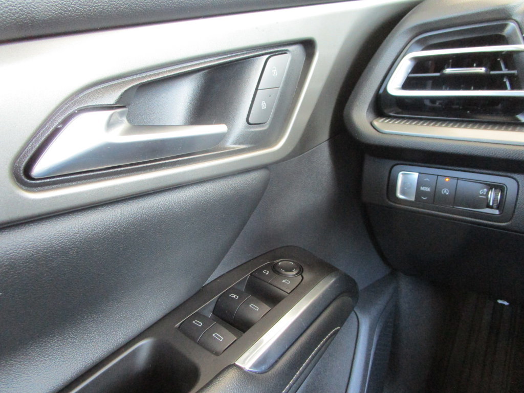 Used 2025 Chevrolet Traverse LT FWD image 29