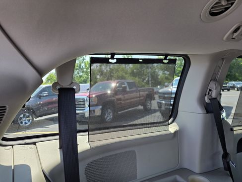 Used 2015 Chrysler Town & Country Touring w/ Driver Convenience Group FWD image 38