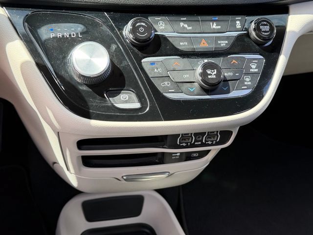Used 2022 Chrysler Pacifica Touring-L FWD image 18