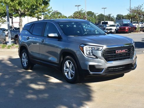 Used 2024 GMC Terrain SLE image 3