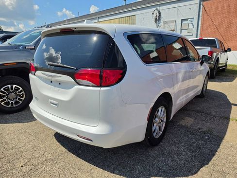 Used 2017 Chrysler Pacifica LX FWD image 2