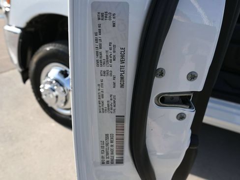 Used 2024 RAM 3500 Tradesman w/ Chrome Appearance Group AWD/4WD image 6