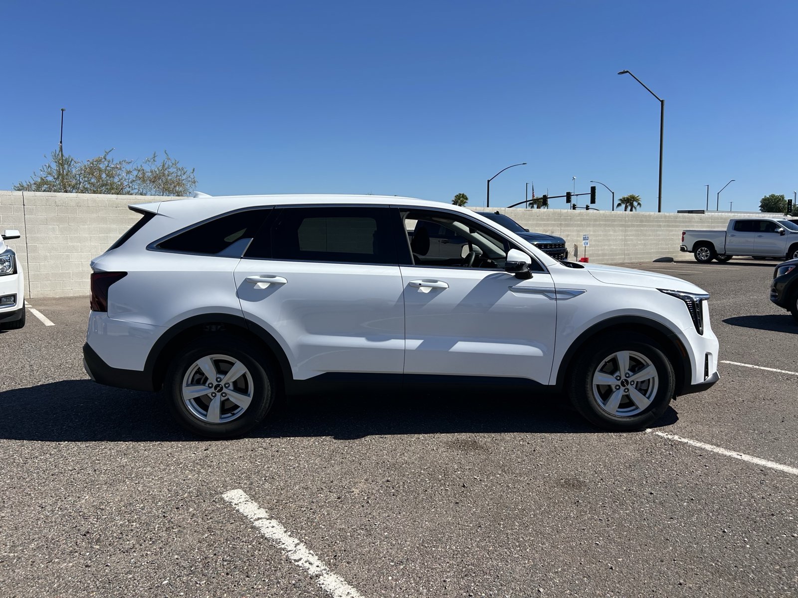 Used 2025 Kia Sorento LX FWD image 6