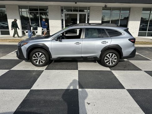 Used 2025 Subaru Outback Premium image 1