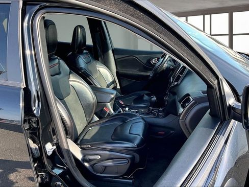 Used 2019 Jeep Cherokee Trailhawk w/ Comfort/Convenience Group AWD/4WD image 9