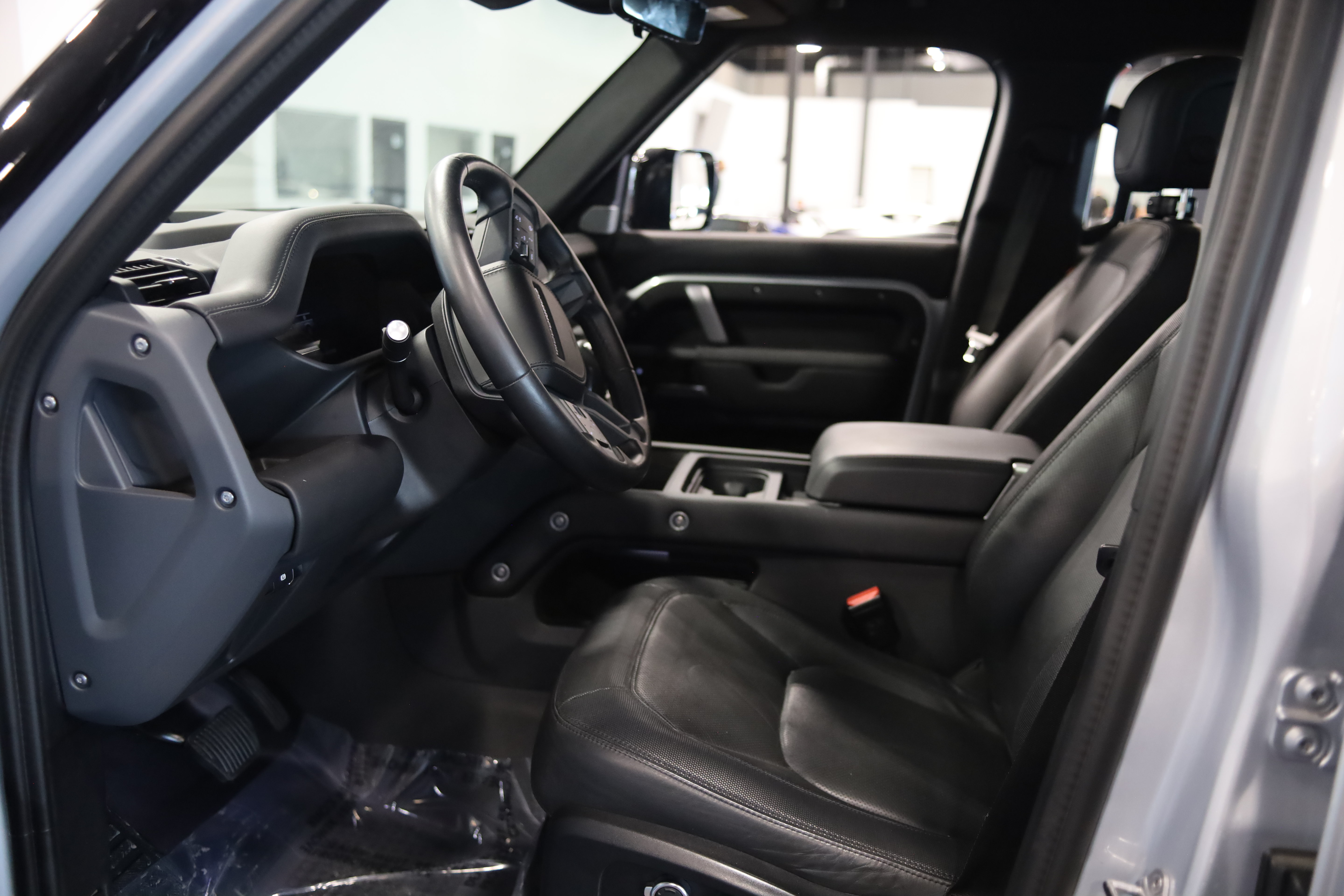 Used 2024 Land Rover Defender 130 X-Dynamic SE AWD/4WD image 12