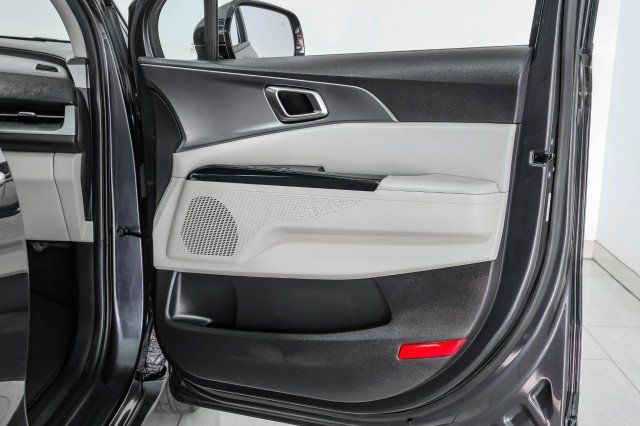 Used 2023 Kia Carnival LX FWD image 43