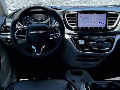 Used 2023 Chrysler Pacifica Touring-L FWD image 4