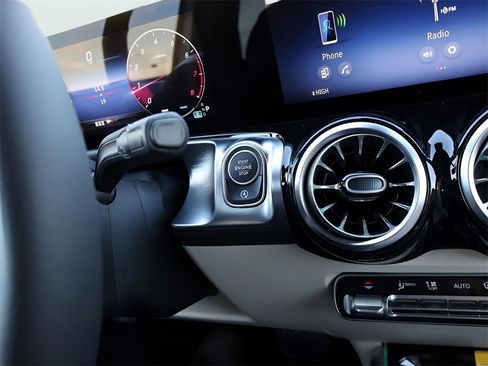 New 2026 Mercedes-Benz GLB 250 4MATIC image 30