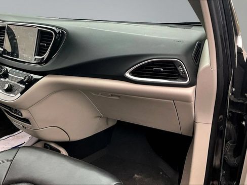Used 2023 Chrysler Pacifica Touring-L FWD image 27