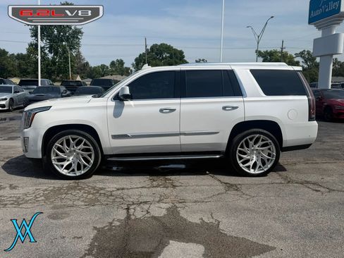 Used 2019 Cadillac Escalade Luxury AWD/4WD image 4