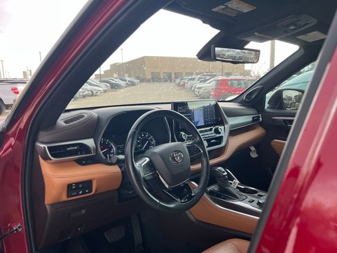 Used 2021 Toyota Highlander Platinum image 25