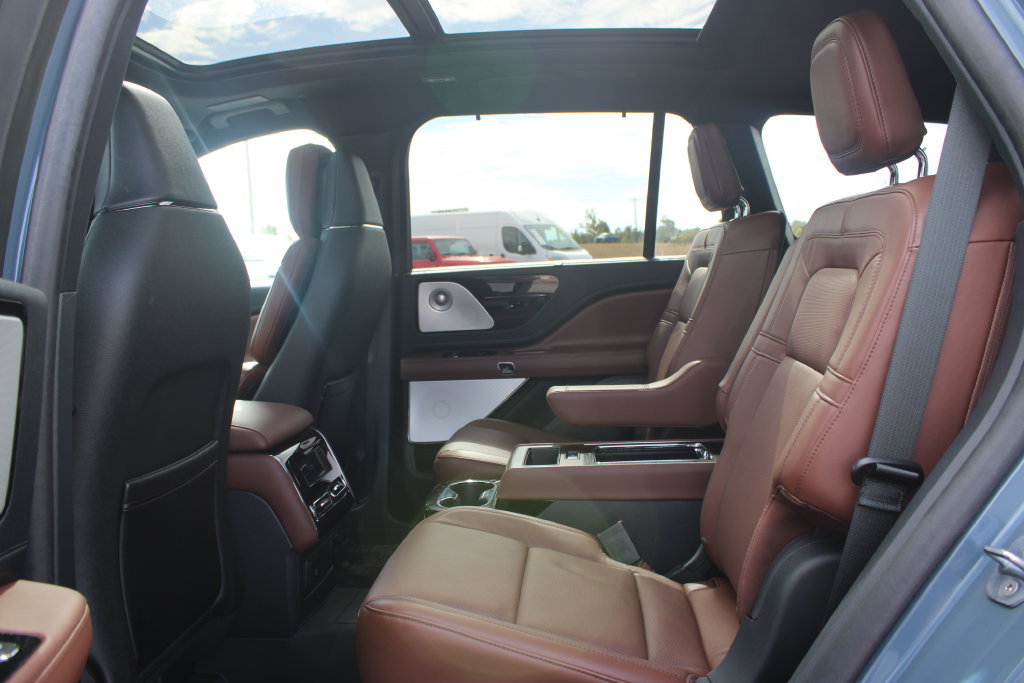 Used 2025 Lincoln Aviator Reserve w/ Luxury Package RWD image 17