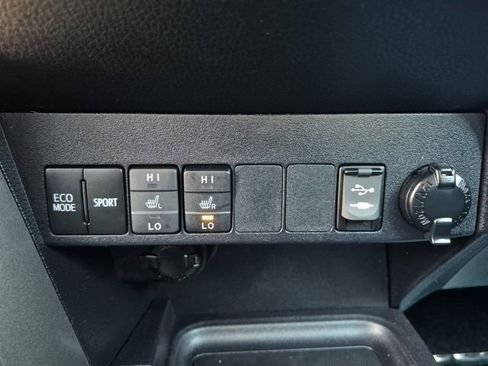 Used 2018 Toyota RAV4 SE w/ Power Extra Value Package image 28