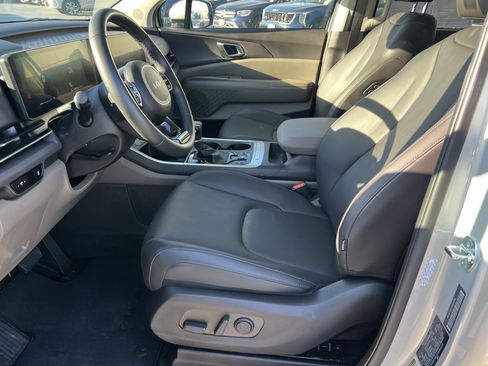 Certified 2025 Kia Carnival EX image 24