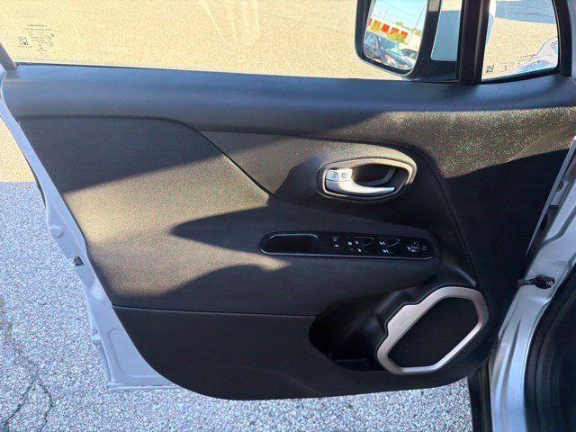 Used 2017 Jeep Renegade Latitude w/ Popular Equipment Group AWD/4WD image 11