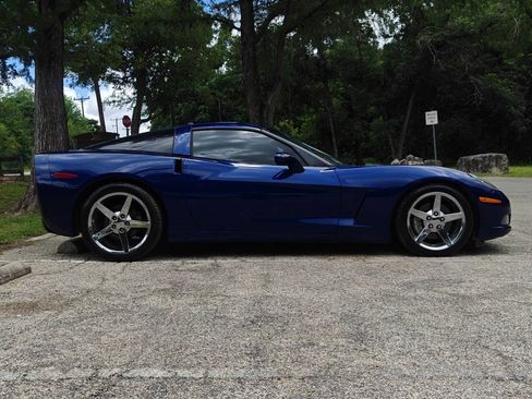 Used 2005 Chevrolet Corvette Coupe w/ Preferred Equipment Group RWD image 3