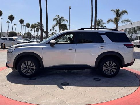 Certified 2025 Nissan Pathfinder SV FWD image 5