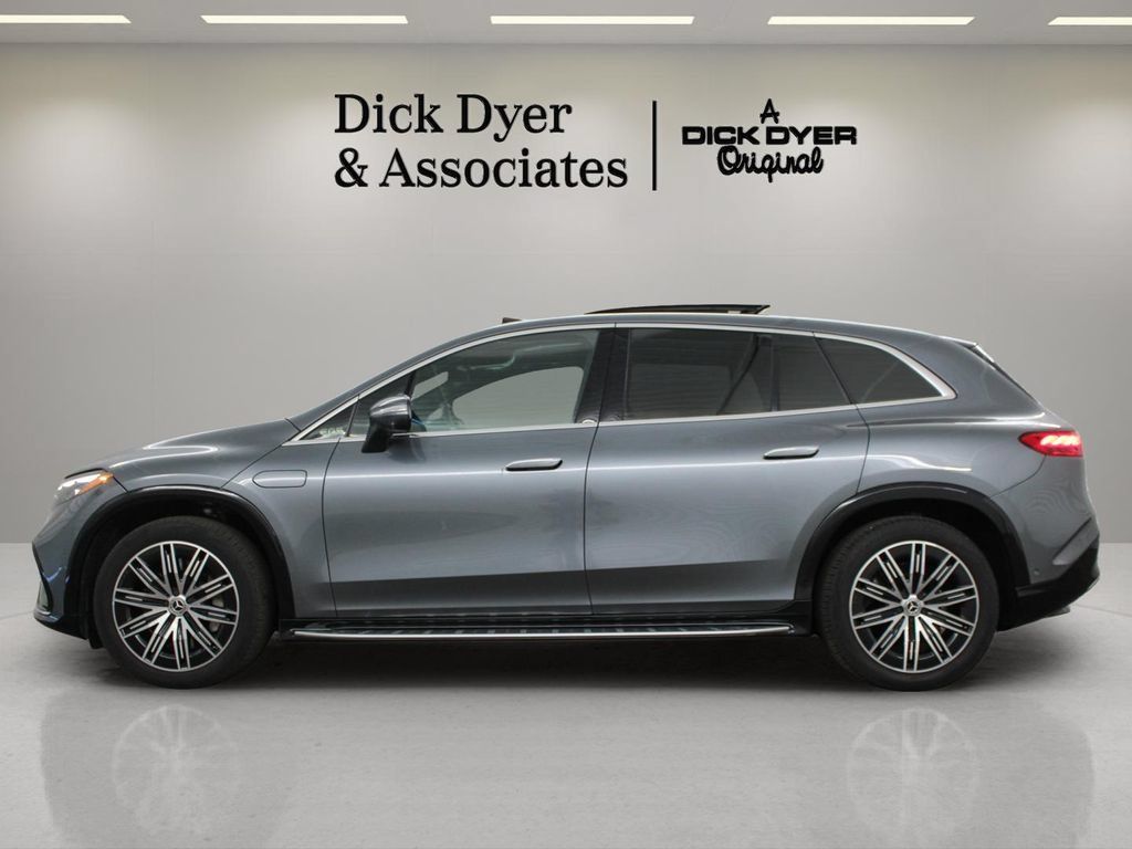 Used 2023 Mercedes-Benz EQS 580 4MATIC SUV w/ Exclusive Trim Package image 15