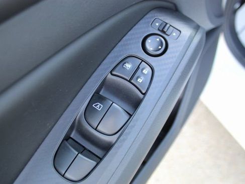 Used 2025 Nissan Altima 2.5 SV image 9