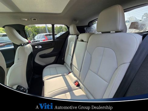 Used 2025 Volvo XC40 B5 Ultra w/ Climate Package image 11