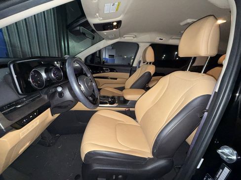 Used 2024 Kia Carnival EX image 4