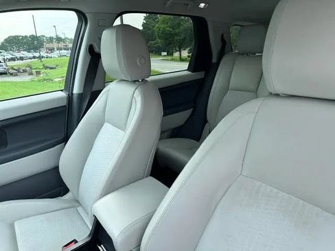Used 2016 Land Rover Discovery Sport SE AWD/4WD image 17