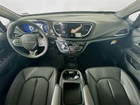 New 2026 Chrysler Pacifica Select image 9
