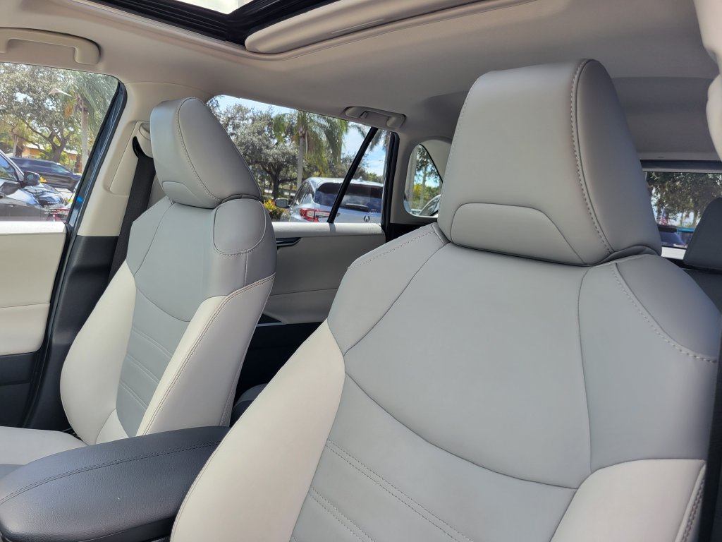 Used 2019 Toyota RAV4 XLE Premium FWD image 17