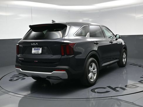 Used 2025 Kia Sorento LX FWD image 9