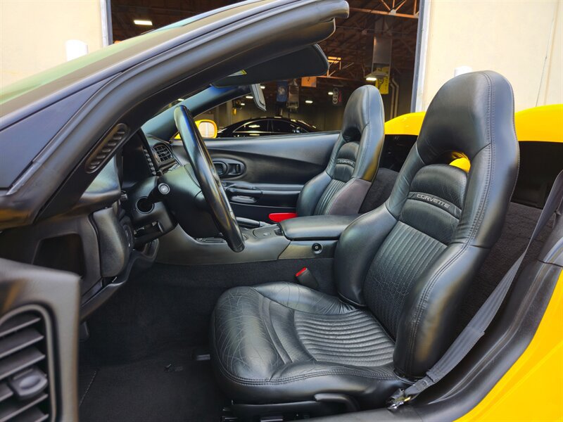 Used 2000 Chevrolet Corvette Convertible w/ Memory Pkg RWD image 18