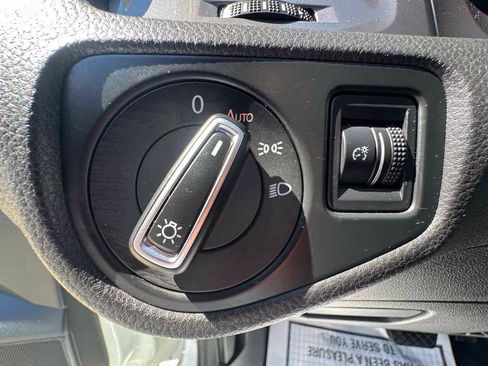Used 2016 Volkswagen e-Golf SE FWD image 12