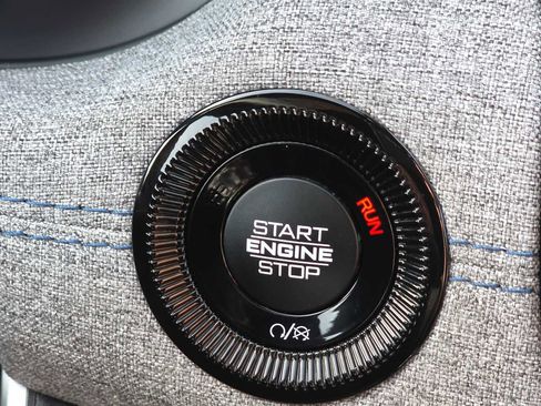 Certified 2025 Jeep Compass Latitude image 24