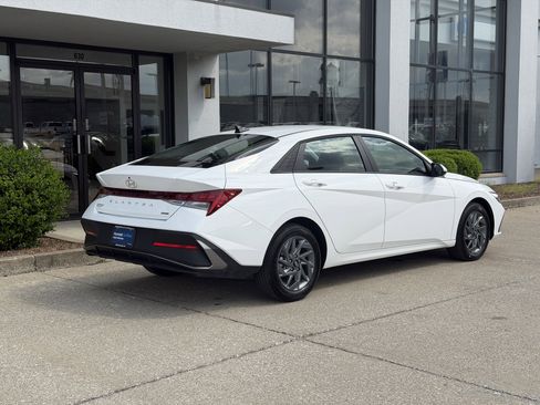 Certified 2025 Hyundai Elantra Hybrid FWD image 4