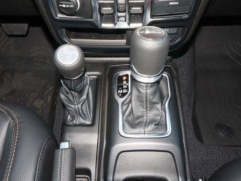 New 2025 Jeep Gladiator High Tide image 21